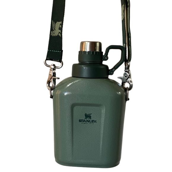 Stanley Other - Stanley The Legendary Classic Hammertone Green Canteen. Like new.